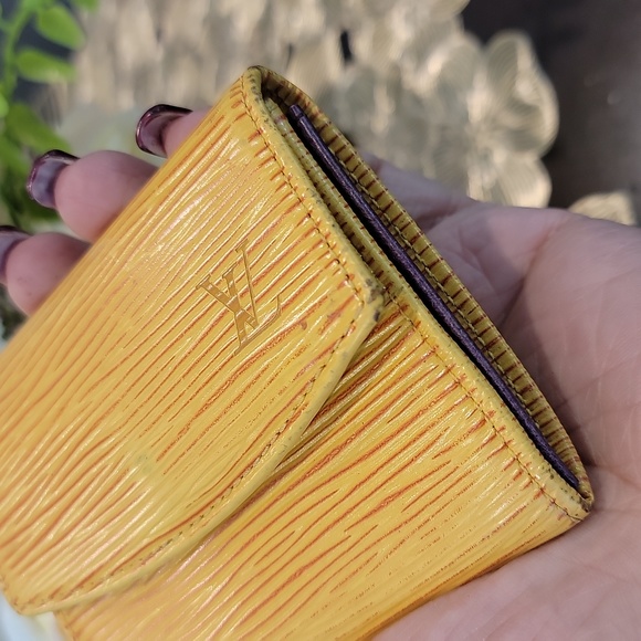 Authentic Louis Vuitton Epi card wallet - Picture 6 of 10